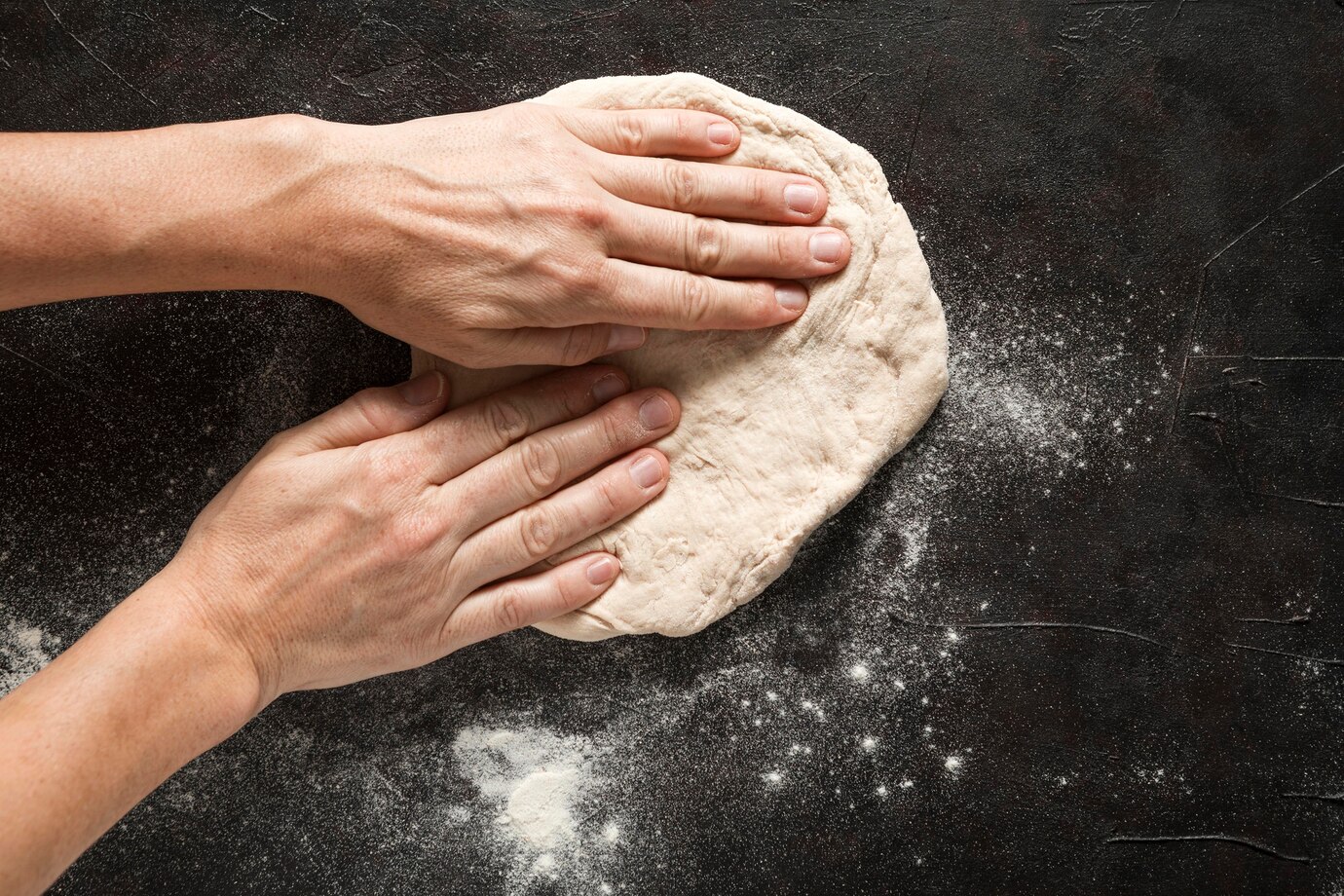 Pizzabollen voor Napolitaans pizzadeeg klaar om te rijzen