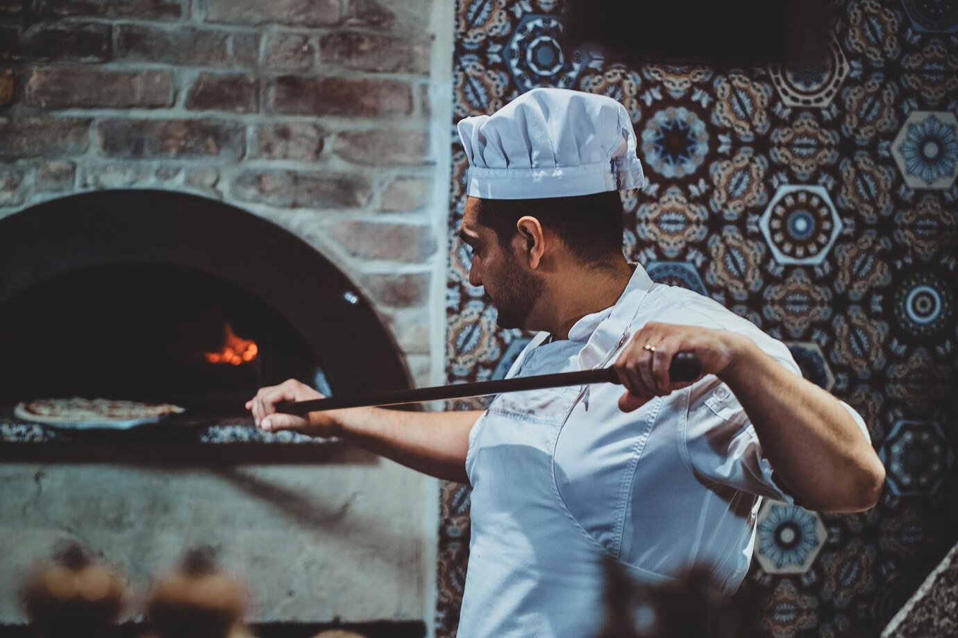Napolitaanse pizza bakken in een hete pizzaoven