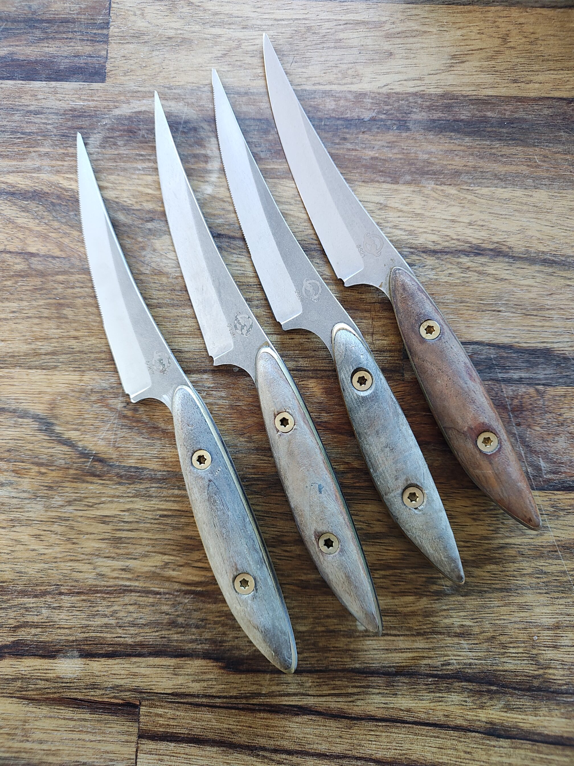 Mknives moustache tafelmessen met kartel