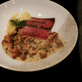 Steak met madeirasaus en knolselderpuree
