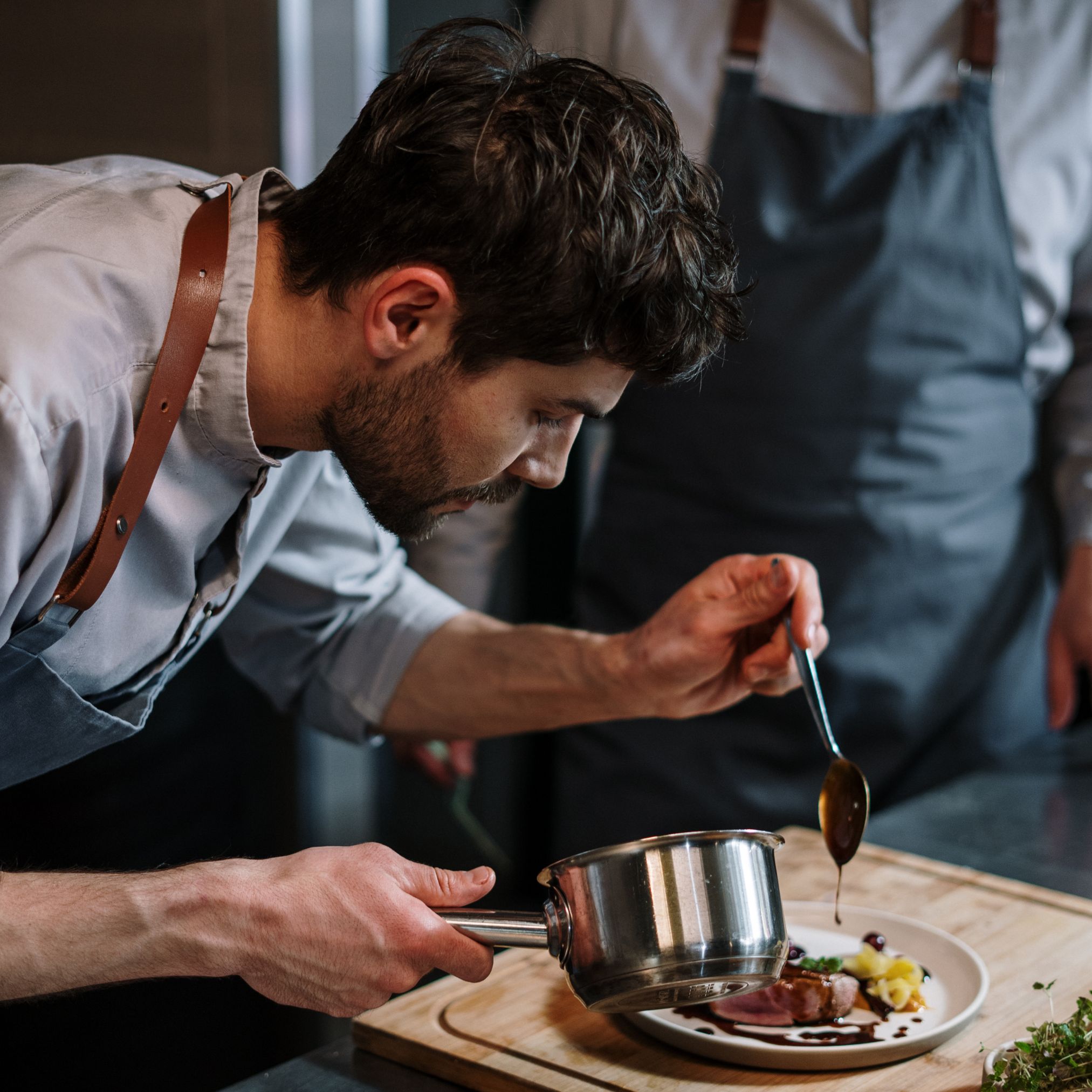 workshop-koks aan het werk in de kookwinkel chef & knife te brakel