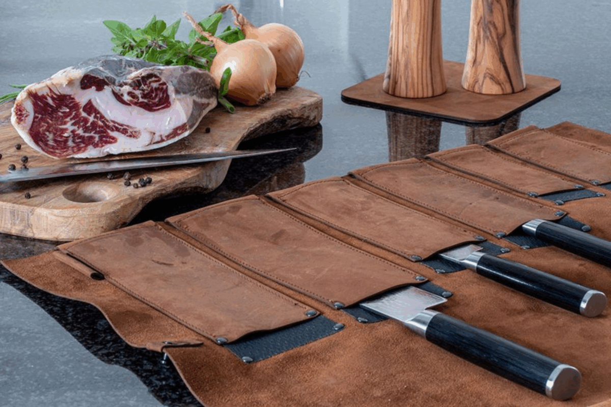 wunschleder messenopslag messen in een lederen messentas