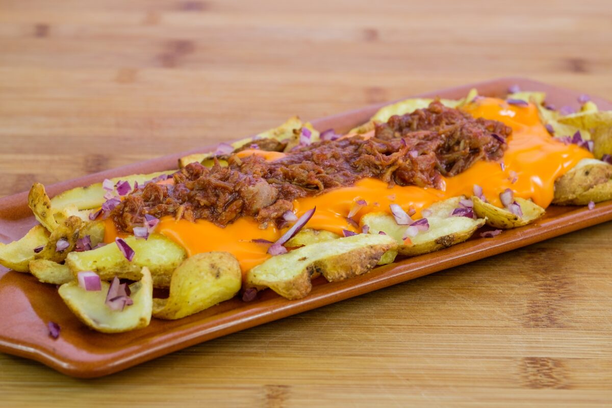 Aardappeldippers met cheddar­saus en pulled pork