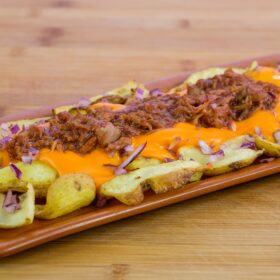 Aardappeldippers met cheddar­saus en pulled pork