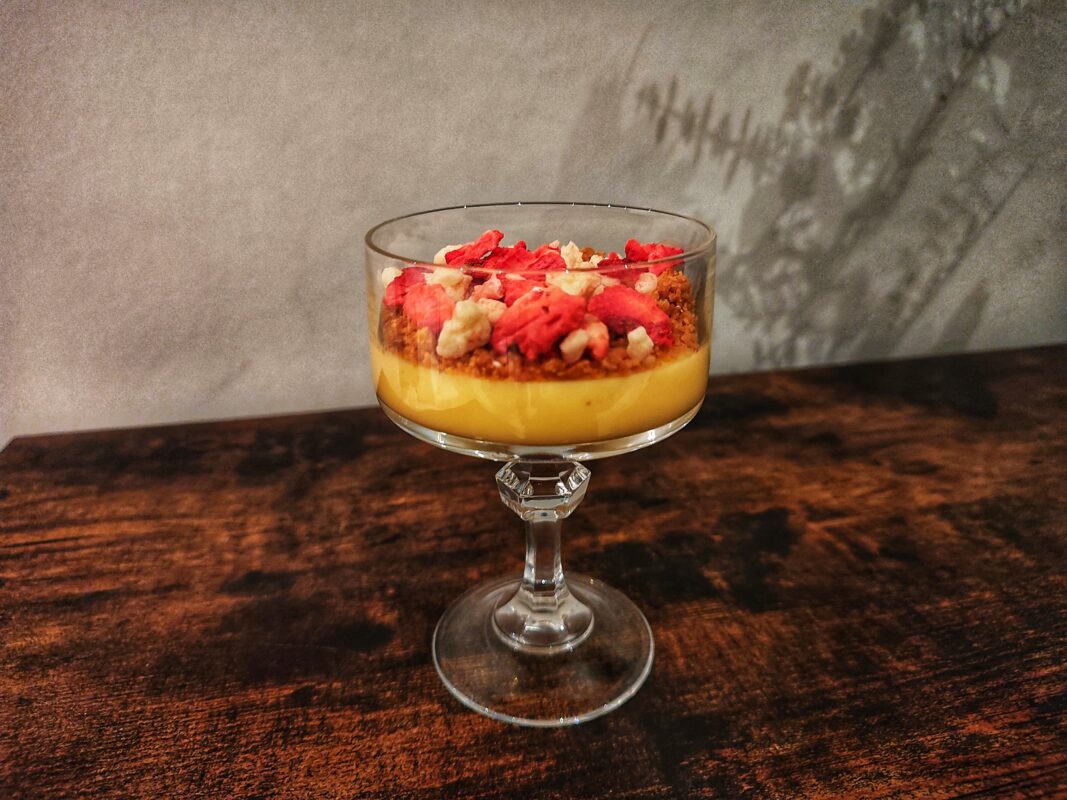 Lemon curd met chocolade en aardbeien