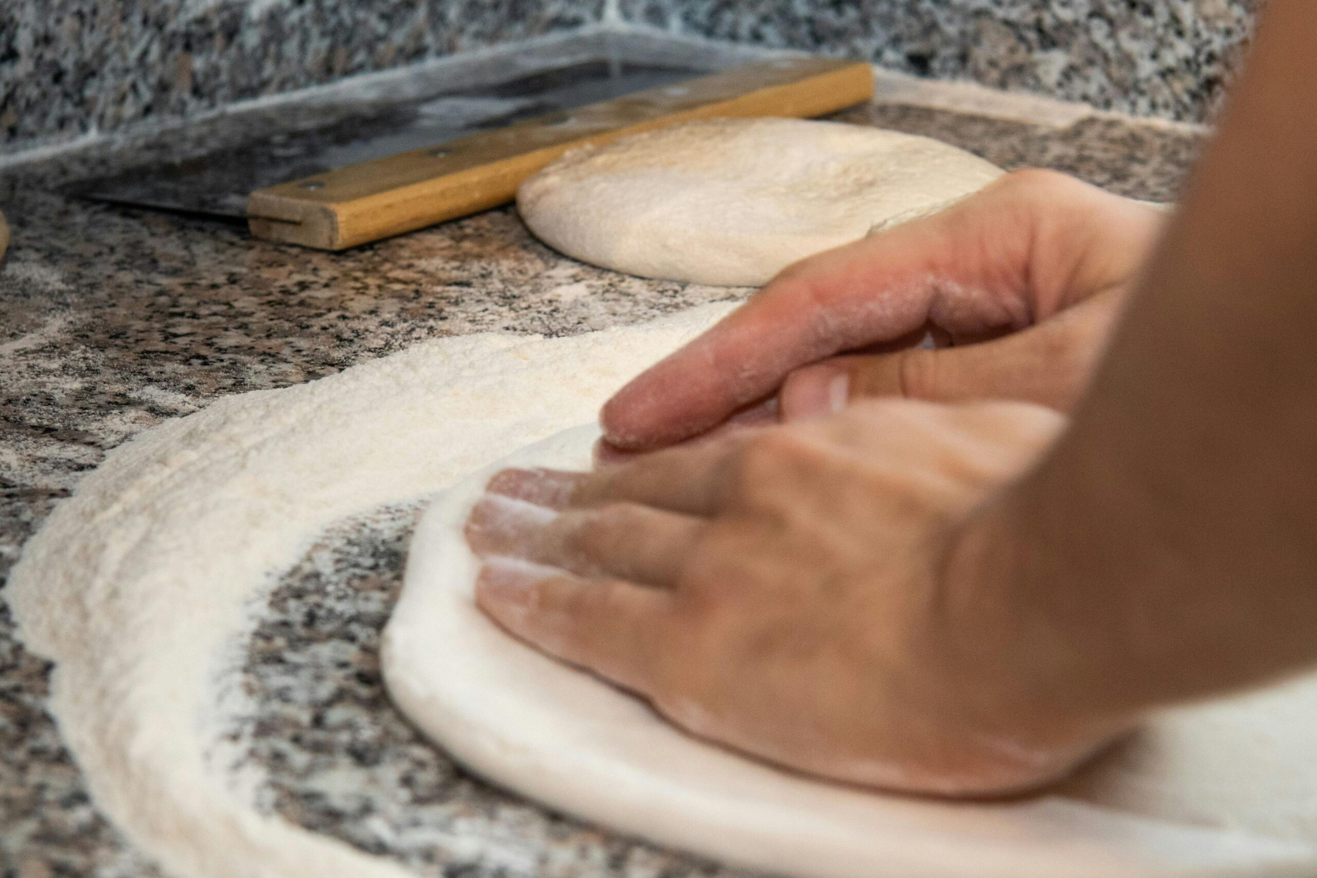 w-waarde pizzabakker die pizza maakt