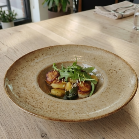 Gnocchi in salieboter met coquille, rucola en Grana Padano