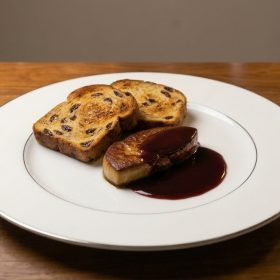Gebakken foie gras op geroosterd rozijnenbrood met portosaus